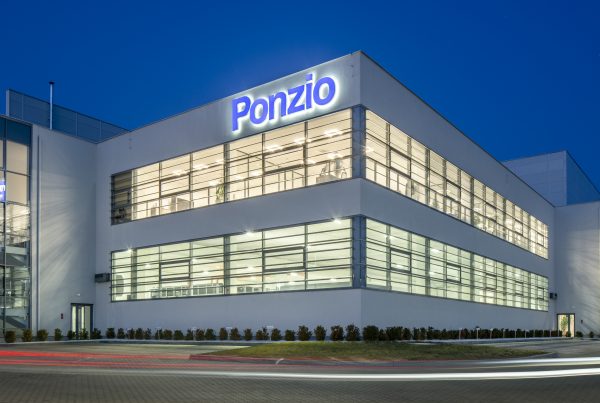 DH Partner – Budynek biuryowy z klatką schodową Ponzio Polska