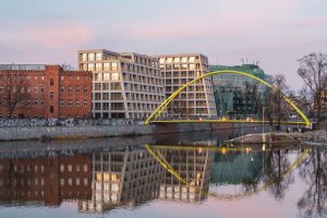 Apartamentowce Boulevard Drobnera na wrocławskim Nadodrzu projektu Major Architekci. Fot.: Schüco
