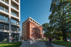 Apartamentowce Boulevard Drobnera łączą w sobie zróżnicowane style architektoniczne. Fot.: Schüco