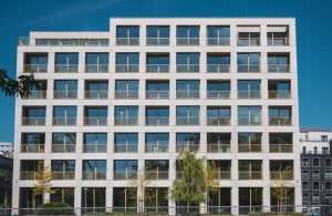 Duże przeszklenia w systemach aluminiowych Schüco zdobią elewację i zapewniają wysoką ochronę akustyczną. Fot.: Schüco