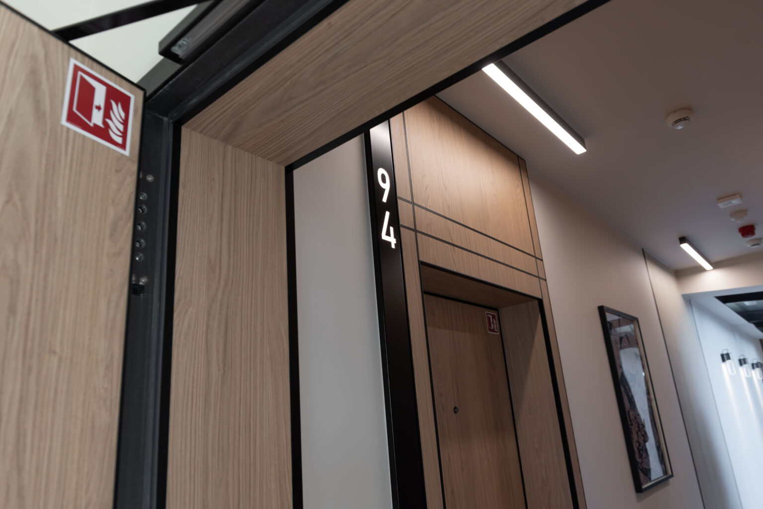 Tunel drzwiowy wykonany z z płyt trudnozapalnych